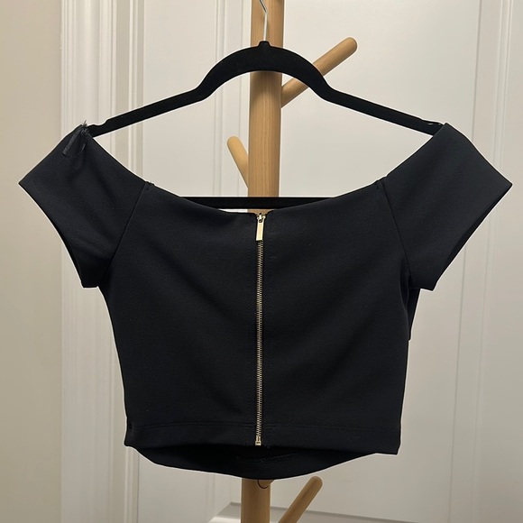 [WOMEN] DYNAMITE Black Off-Shoulder Crop Top - Picture 4 of 4